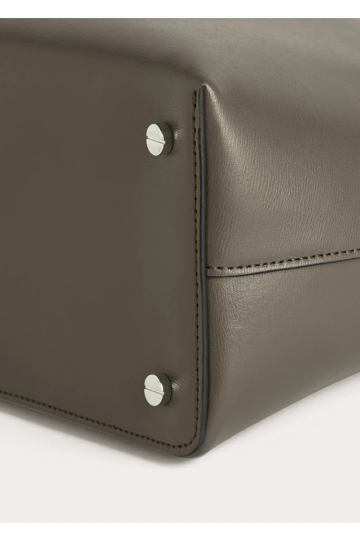 TOTEME 티-락 탑 핸들 애쉬의 애쉬컬러 6번쨰 이미지입니다.