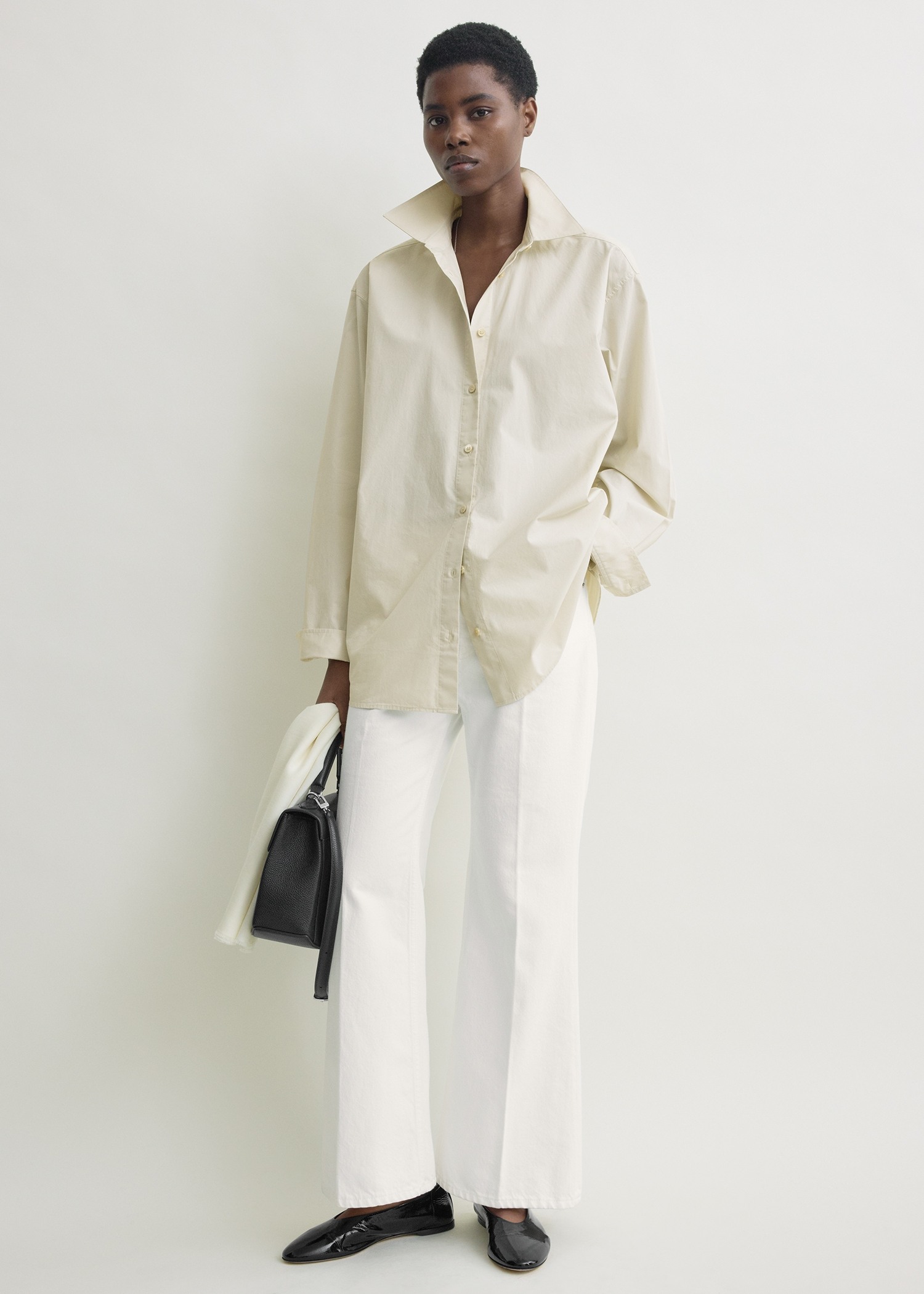 TOTEME 클래식 텀블드 셔츠 페블의 페블컬러 0번쨰 이미지입니다.