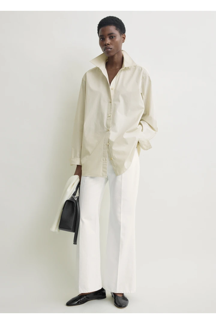 TOTEME default image 2 of 크림 in 클래식 텀블드 셔츠 페블