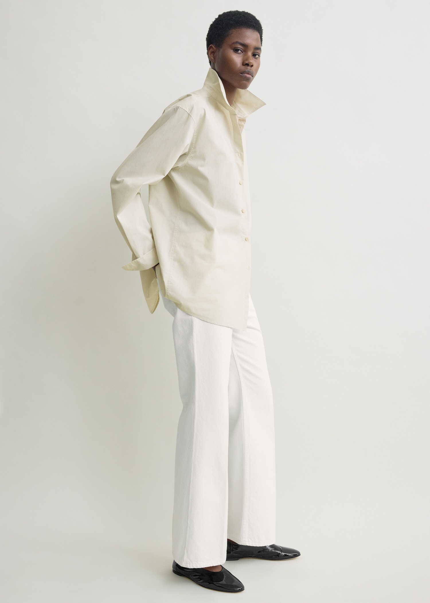 TOTEME 클래식 텀블드 셔츠 페블의 페블컬러 1번쨰 이미지입니다.