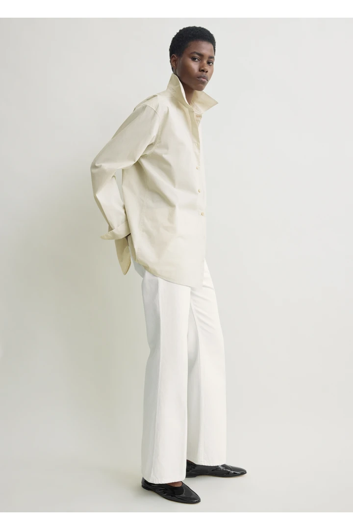 TOTEME 클래식 텀블드 셔츠 페블의 페블컬러 1번쨰 이미지입니다.