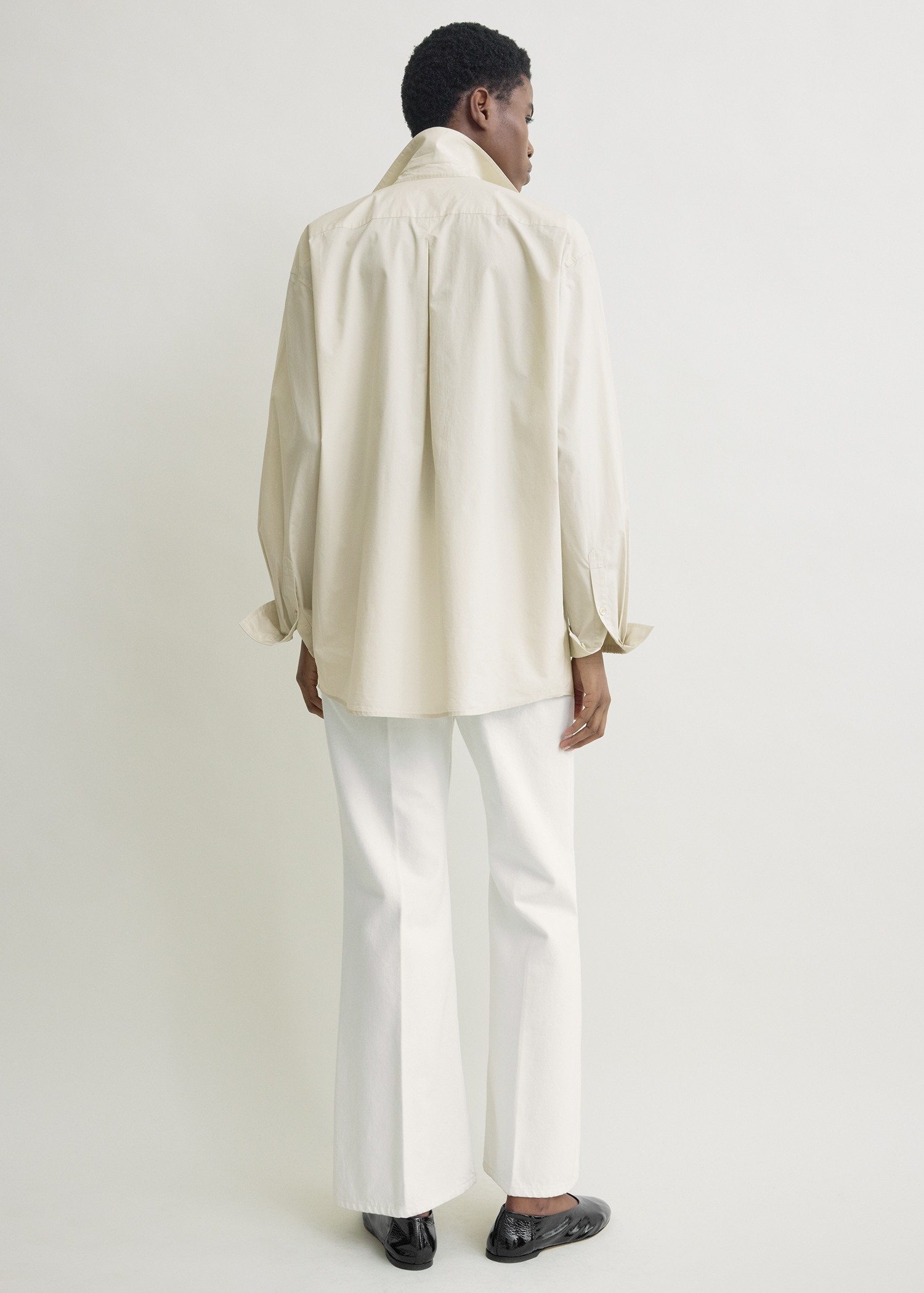 TOTEME 클래식 텀블드 셔츠 페블의 페블컬러 2번쨰 이미지입니다.