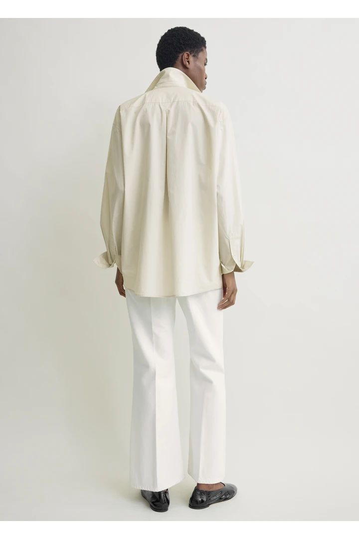 TOTEME 클래식 텀블드 셔츠 페블의 페블컬러 2번쨰 이미지입니다.