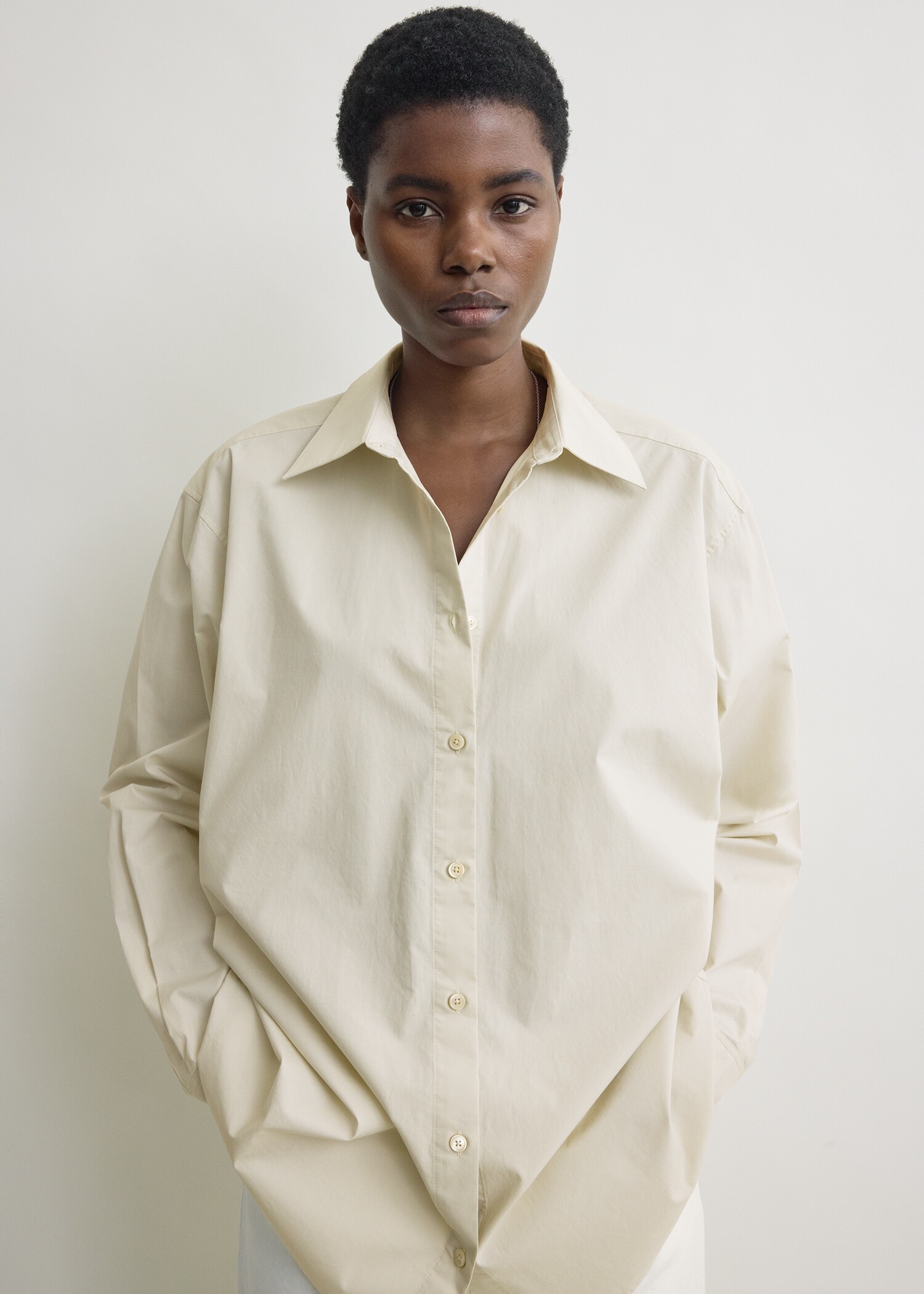 TOTEME 클래식 텀블드 셔츠 페블의 페블컬러 3번쨰 이미지입니다.