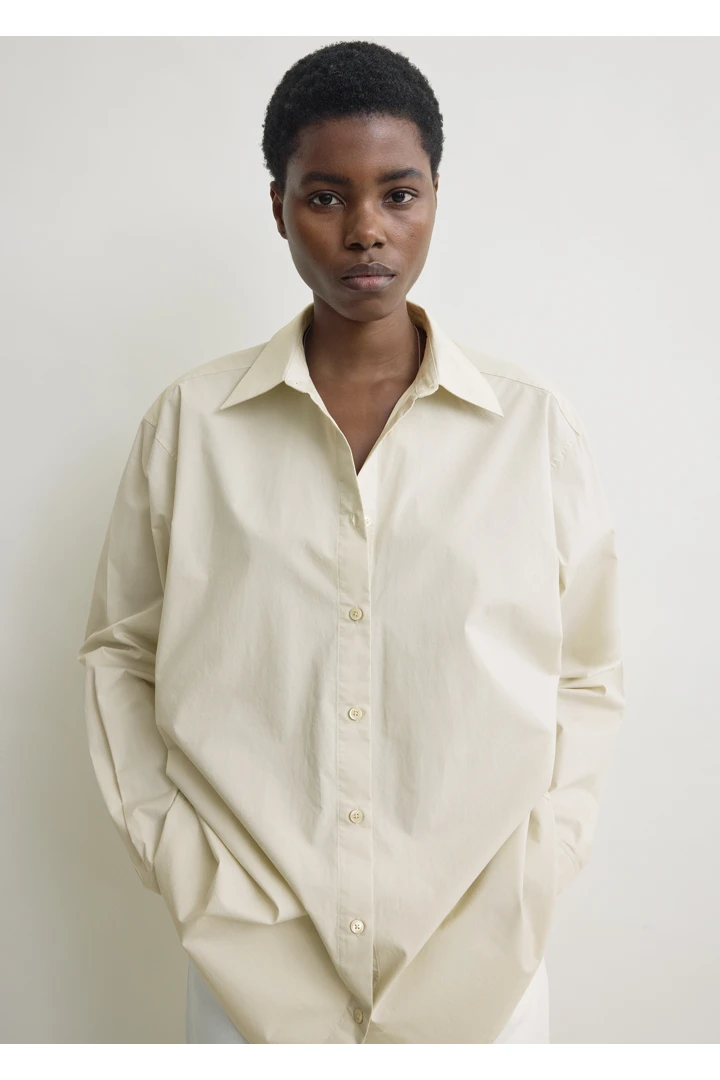 TOTEME 클래식 텀블드 셔츠 페블의 페블컬러 3번쨰 이미지입니다.