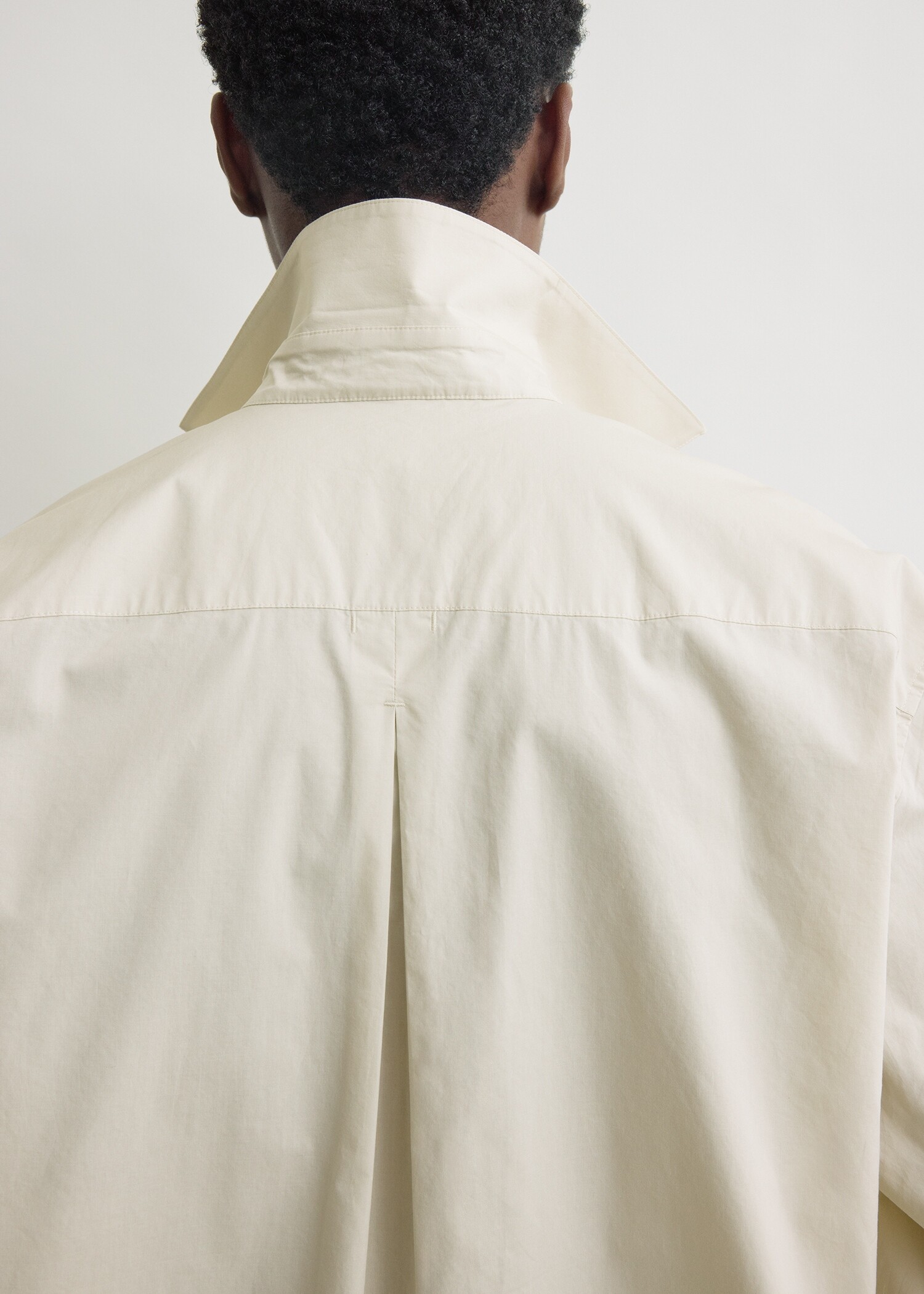 TOTEME 클래식 텀블드 셔츠 페블의 페블컬러 4번쨰 이미지입니다.