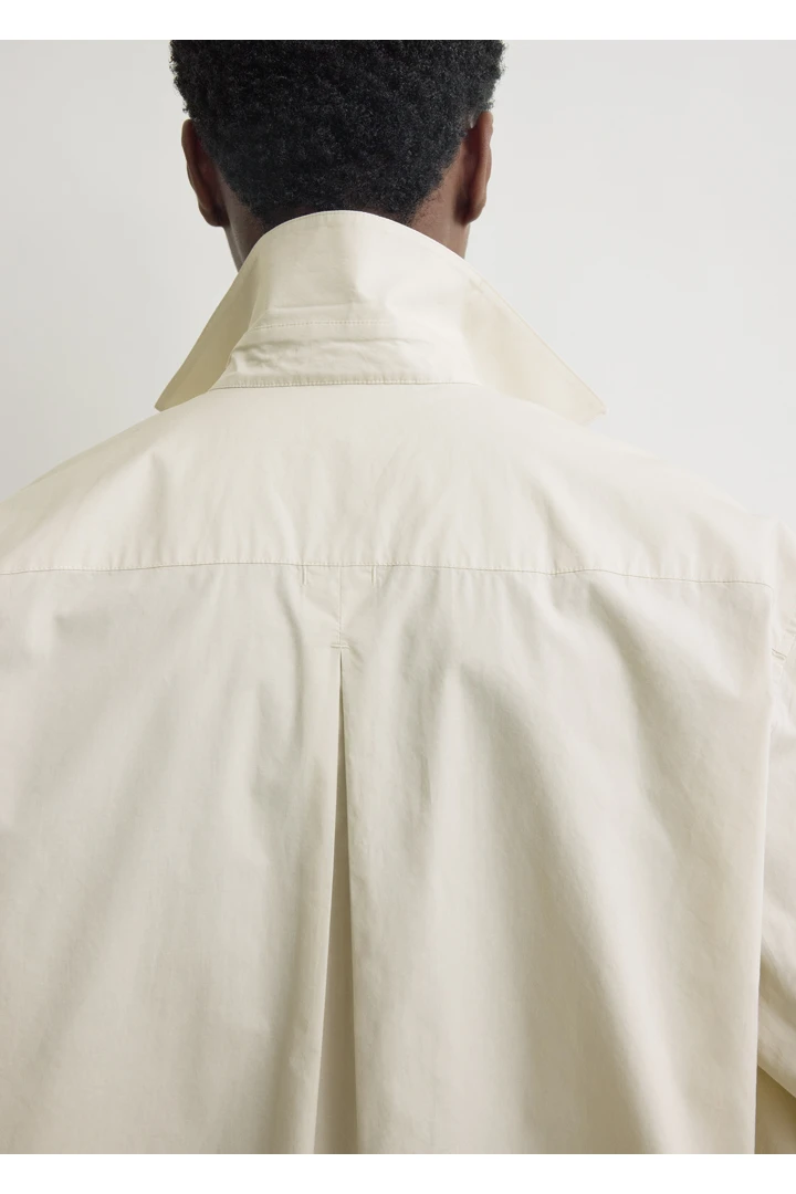 TOTEME 클래식 텀블드 셔츠 페블의 페블컬러 4번쨰 이미지입니다.