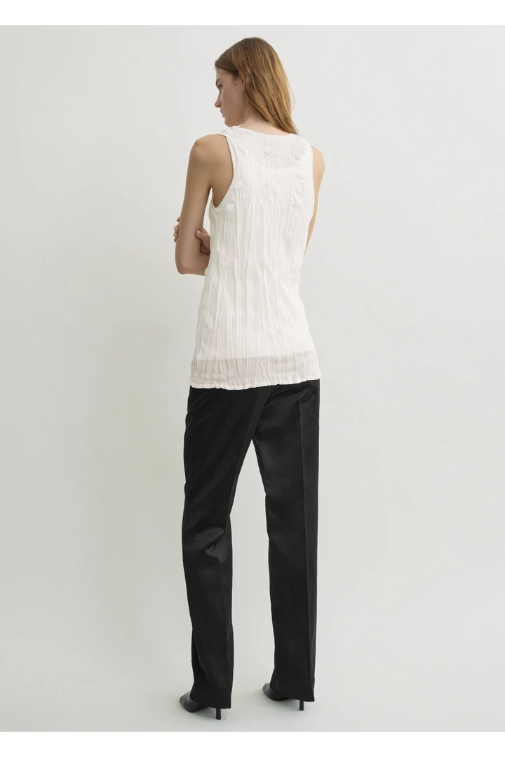 TOTEME 크링클드 니트 탱크탑 화이트의 화이트컬러 2번쨰 이미지입니다.