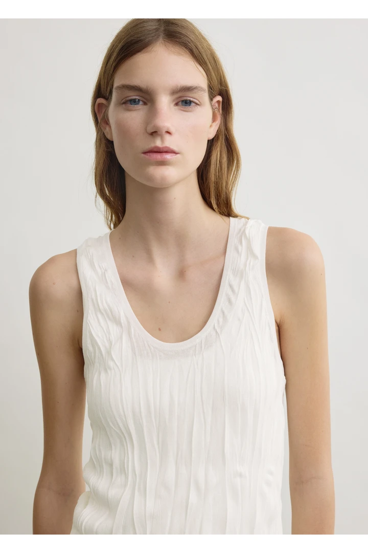 TOTEME 크링클드 니트 탱크탑 화이트의 화이트컬러 3번쨰 이미지입니다.