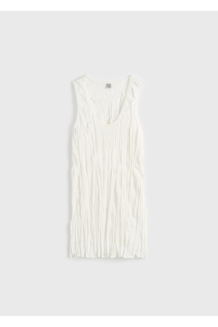 TOTEME 크링클드 니트 탱크탑 화이트의 화이트컬러 4번쨰 이미지입니다.