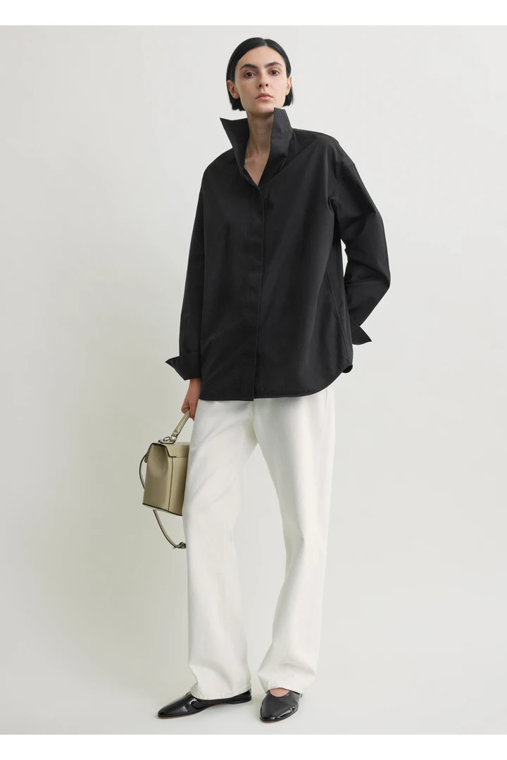 TOTEME 샤프 포플린 셔츠 블랙의 블랙컬러 0번쨰 이미지입니다.