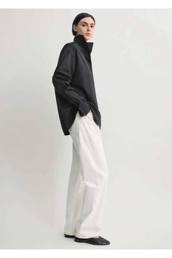 TOTEME 샤프 포플린 셔츠 블랙의 블랙컬러 1번쨰 이미지입니다.