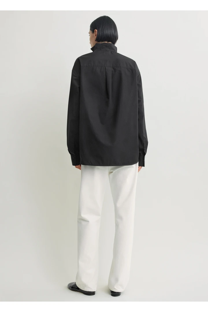 TOTEME 샤프 포플린 셔츠 블랙의 블랙컬러 2번쨰 이미지입니다.