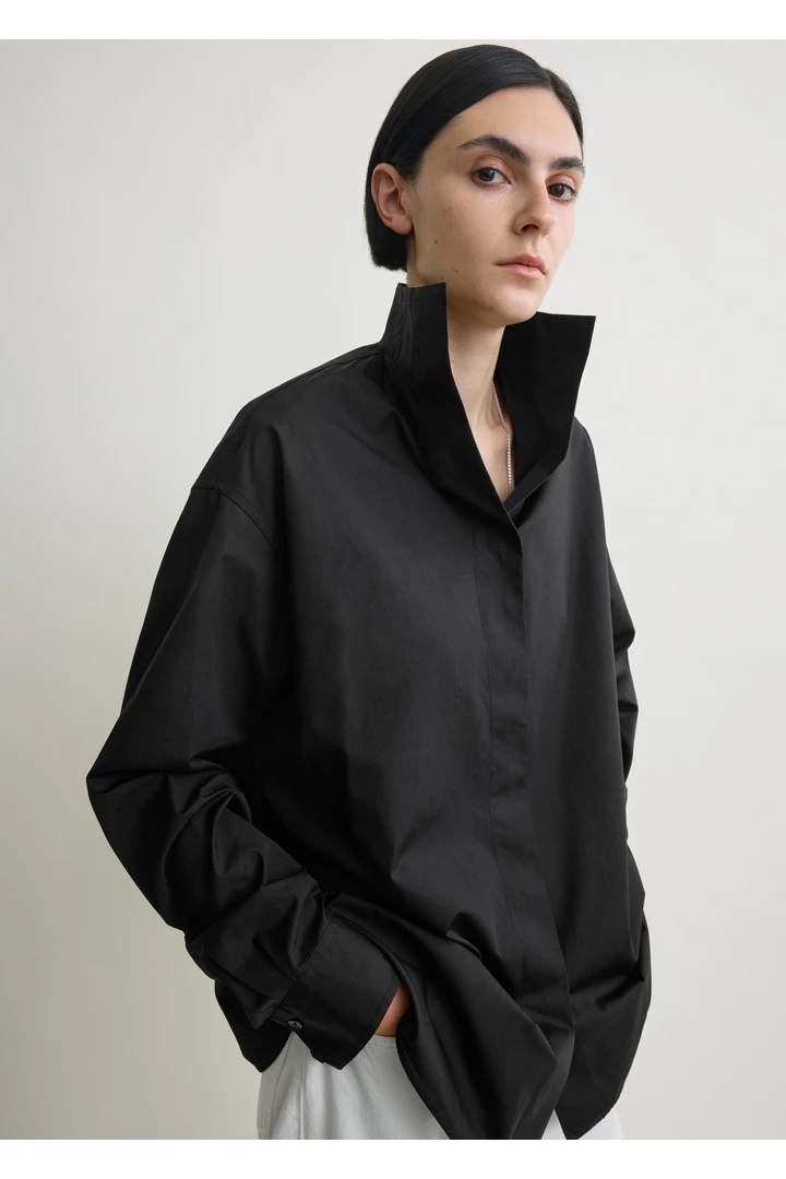 TOTEME 샤프 포플린 셔츠 블랙의 블랙컬러 3번쨰 이미지입니다.