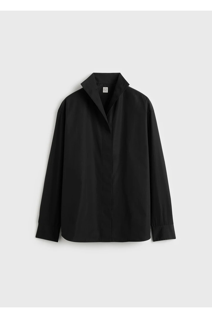 TOTEME 샤프 포플린 셔츠 블랙의 블랙컬러 4번쨰 이미지입니다.