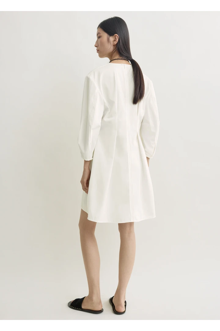 TOTEME 벌룬 슬리브 코튼 드레스 화이트의 화이트컬러 2번쨰 이미지입니다.