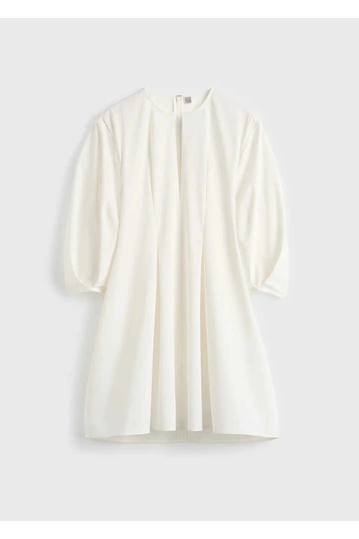 TOTEME 벌룬 슬리브 코튼 드레스 화이트의 화이트컬러 4번쨰 이미지입니다.