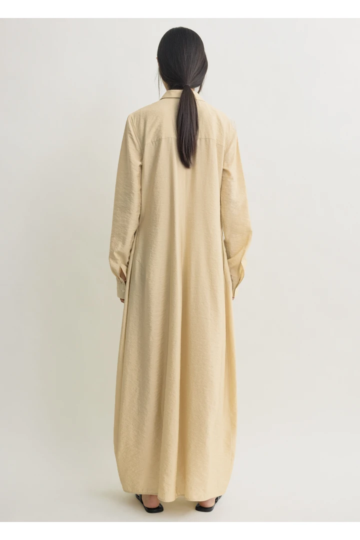 TOTEME 패러슈트 셔츠 드레스 스톤의 스톤컬러 2번쨰 이미지입니다.