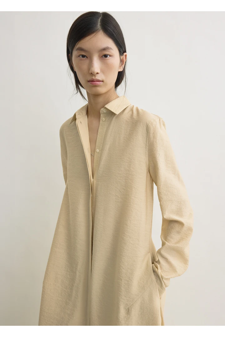 TOTEME 패러슈트 셔츠 드레스 스톤의 스톤컬러 3번쨰 이미지입니다.