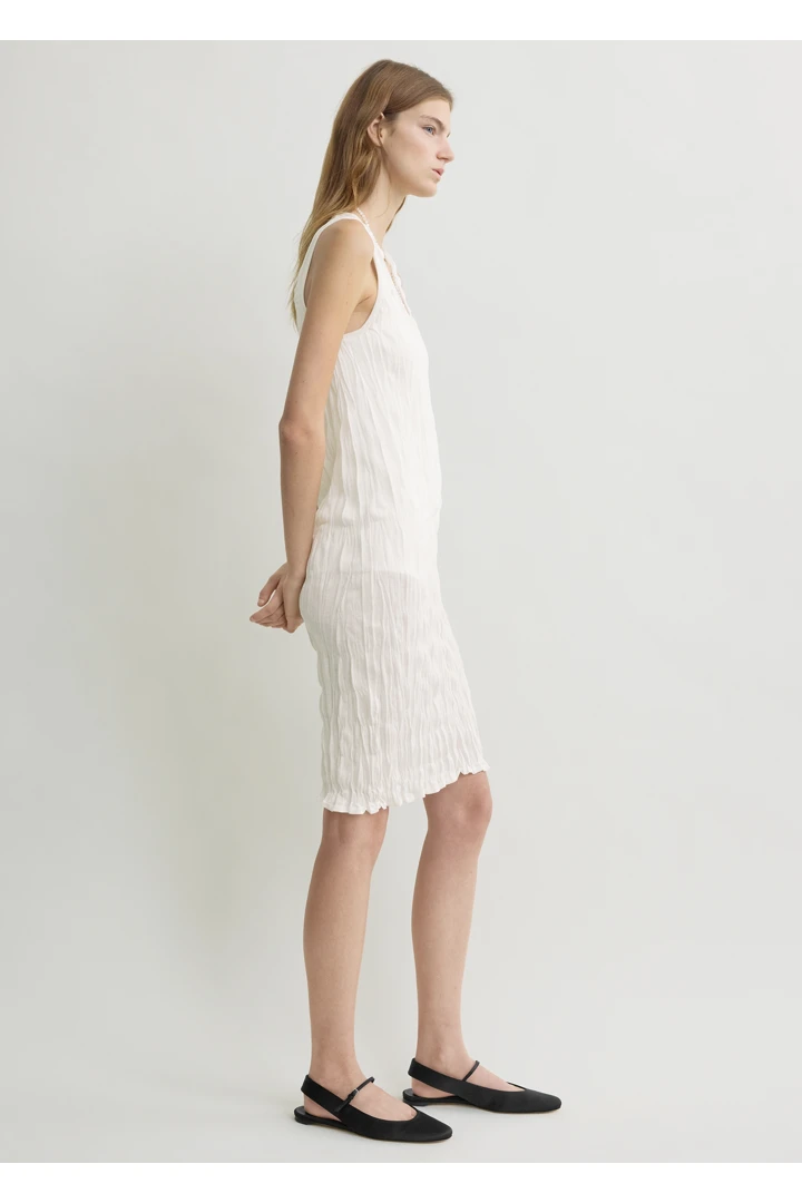 TOTEME 크링클드 니트 탱크탑 드레스 화이트의 화이트컬러 1번쨰 이미지입니다.