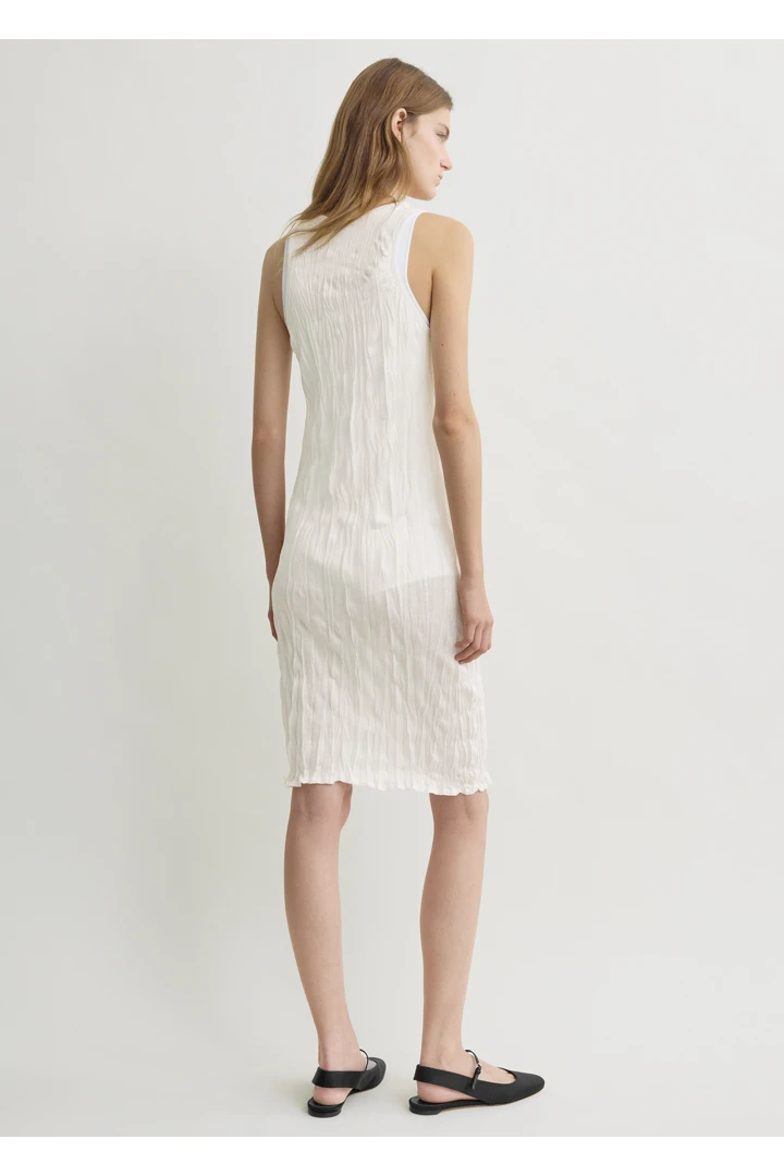 TOTEME 크링클드 니트 탱크탑 드레스 화이트의 화이트컬러 2번쨰 이미지입니다.