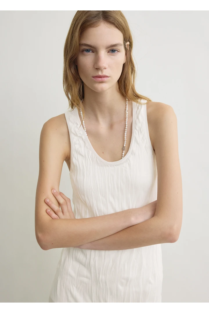 TOTEME 크링클드 니트 탱크탑 드레스 화이트의 화이트컬러 3번쨰 이미지입니다.