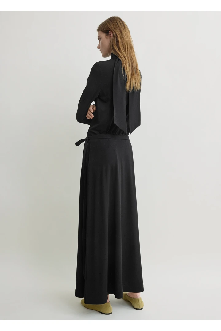 TOTEME 플루이드 저지 스커트 블랙의 블랙컬러 2번쨰 이미지입니다.