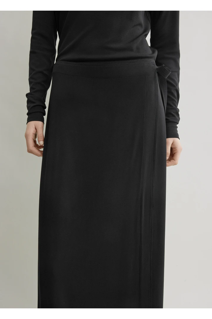 TOTEME 플루이드 저지 스커트 블랙의 블랙컬러 3번쨰 이미지입니다.