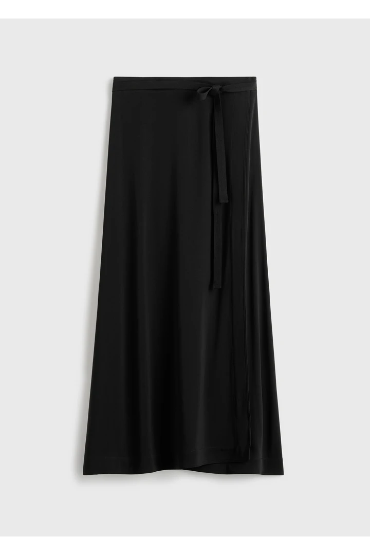 TOTEME 플루이드 저지 스커트 블랙의 블랙컬러 5번쨰 이미지입니다.