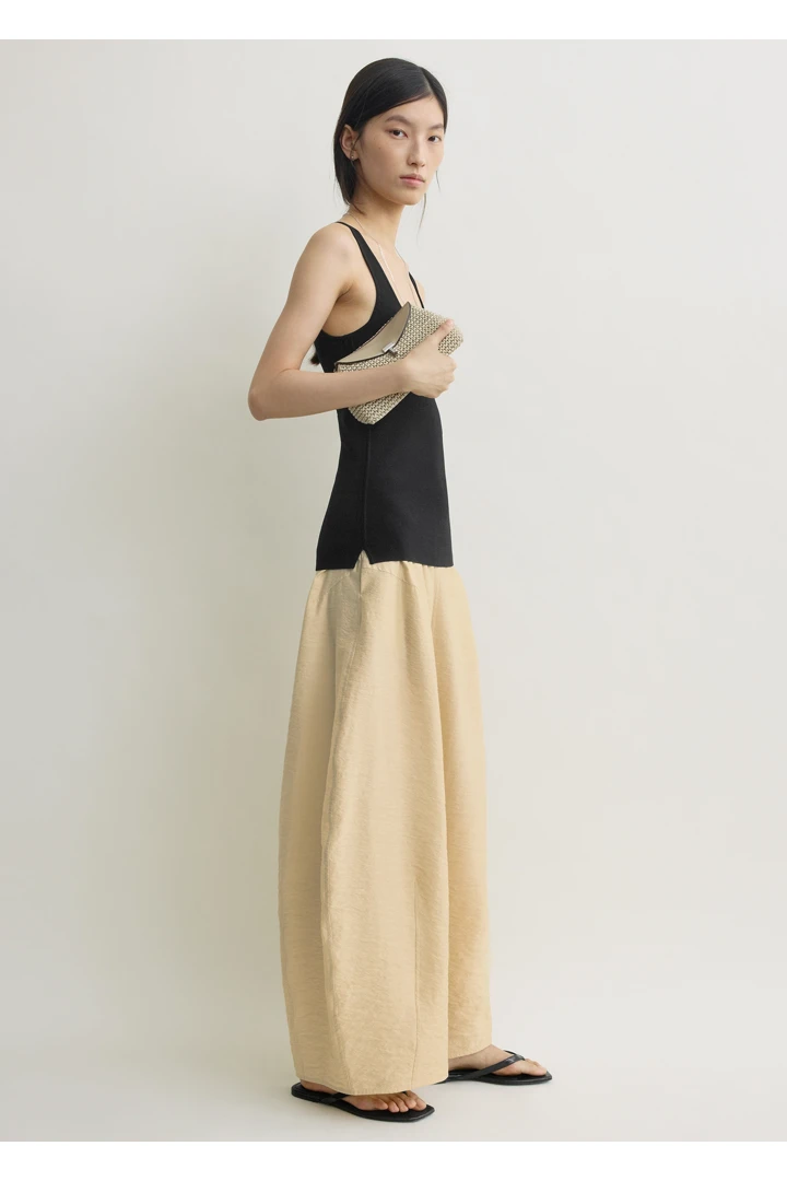 TOTEME 패러슈트 스커트 스톤의 스톤컬러 1번쨰 이미지입니다.