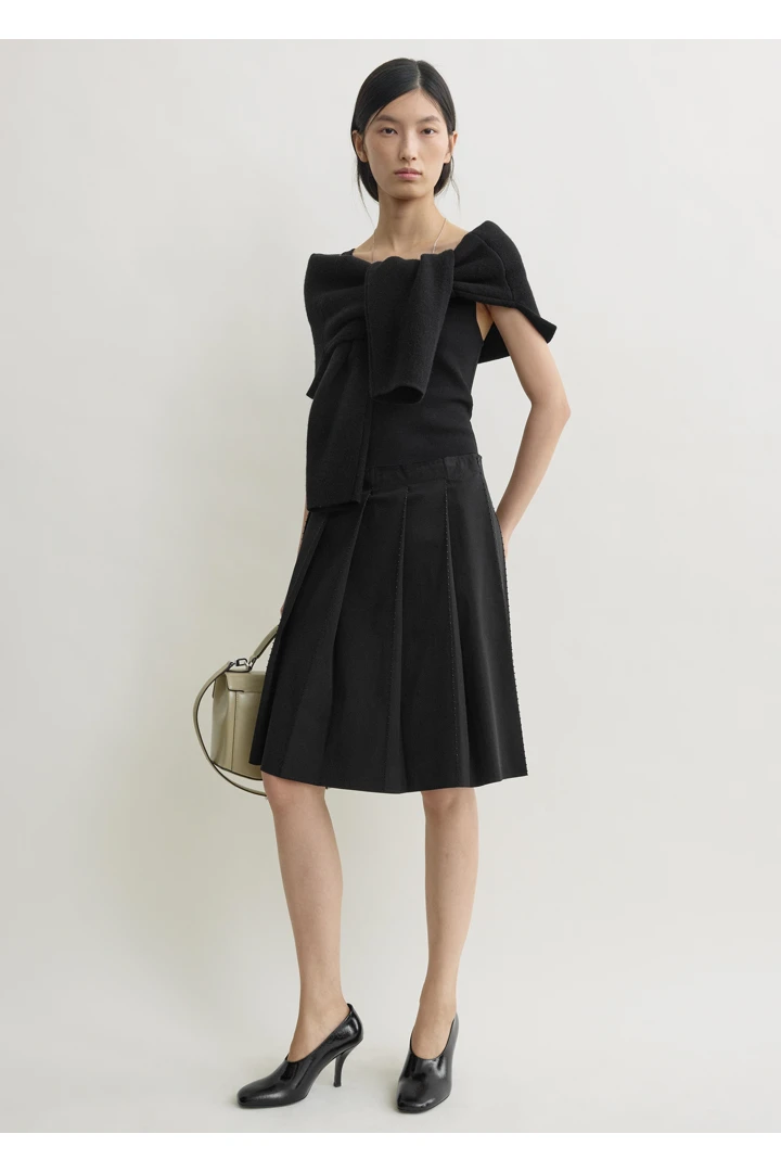 TOTEME 비디드 플리트 스커트 블랙의 블랙컬러 1번쨰 이미지입니다.