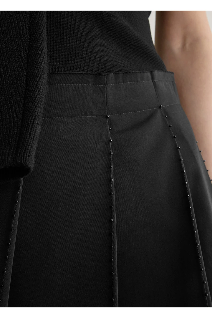 TOTEME 비디드 플리트 스커트 블랙의 블랙컬러 3번쨰 이미지입니다.