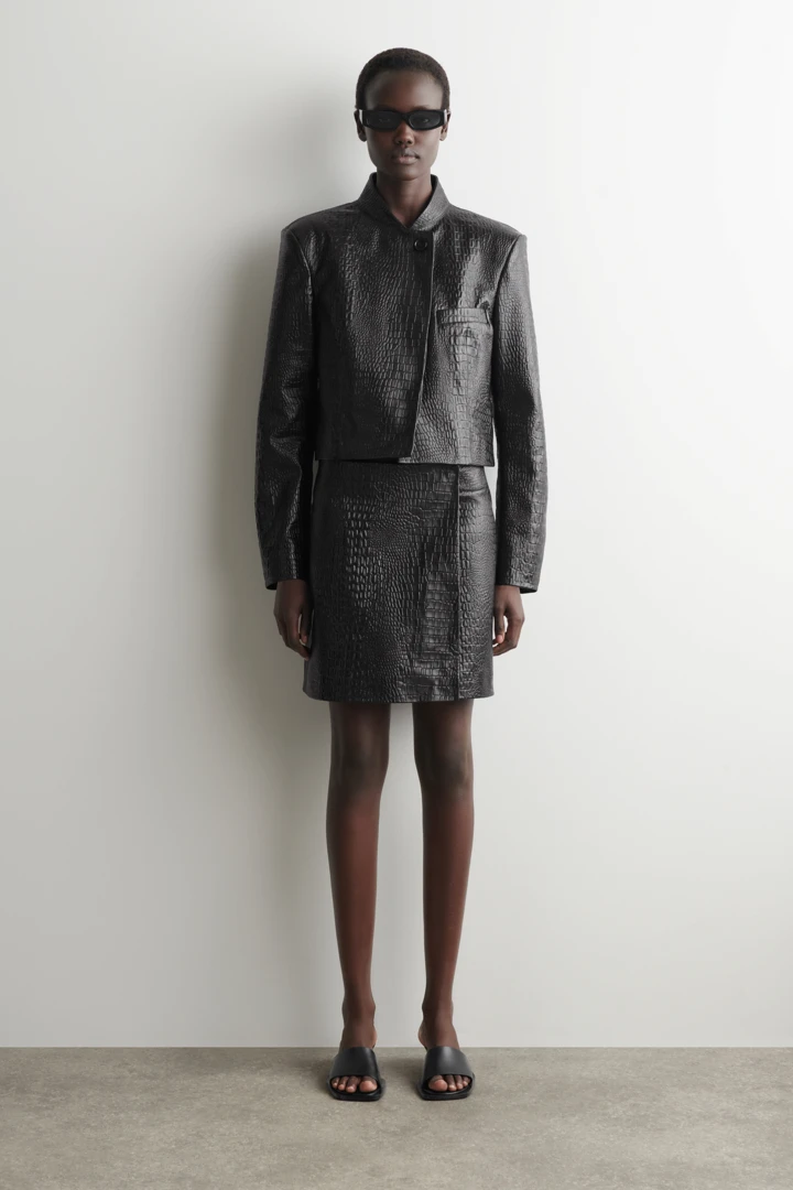 COS default image 4 of 블랙 in 크록 이펙트 레더 미니 랩 스커트