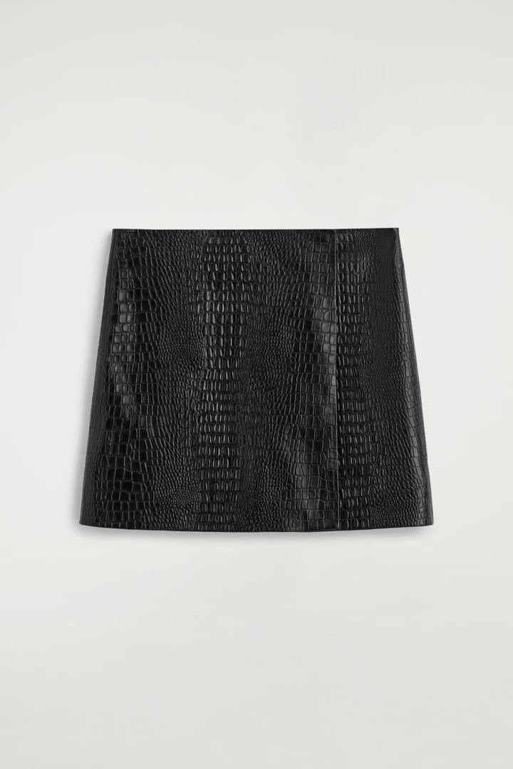 COS default image 8 of 블랙 in 크록 이펙트 레더 미니 랩 스커트