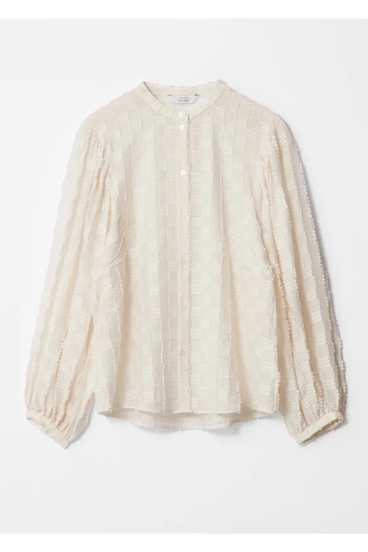 앤아더스토리즈 텍스처 볼류미너스 슬리브 블라우스의 화이트컬러 Product입니다.