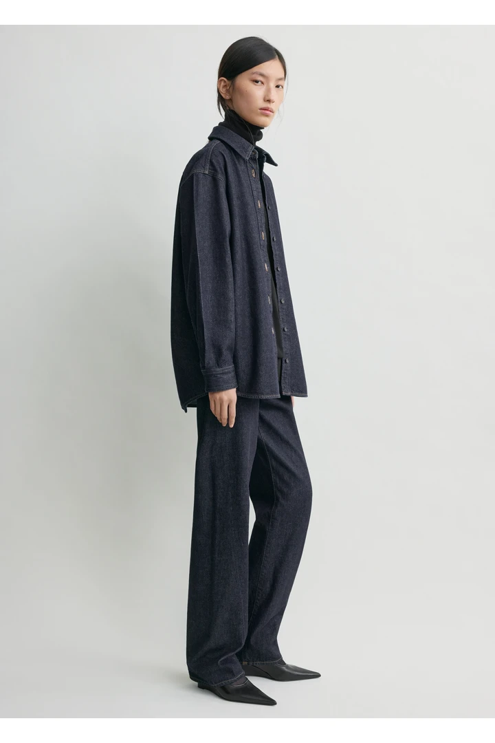 TOTEME 클래식 데님 셔츠 소프트 로의 소프트 로컬러 1번쨰 이미지입니다.