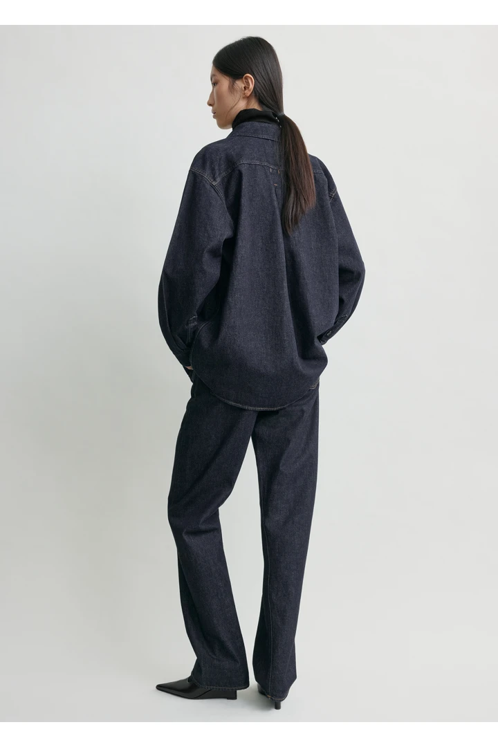 TOTEME 클래식 데님 셔츠 소프트 로의 소프트 로컬러 2번쨰 이미지입니다.