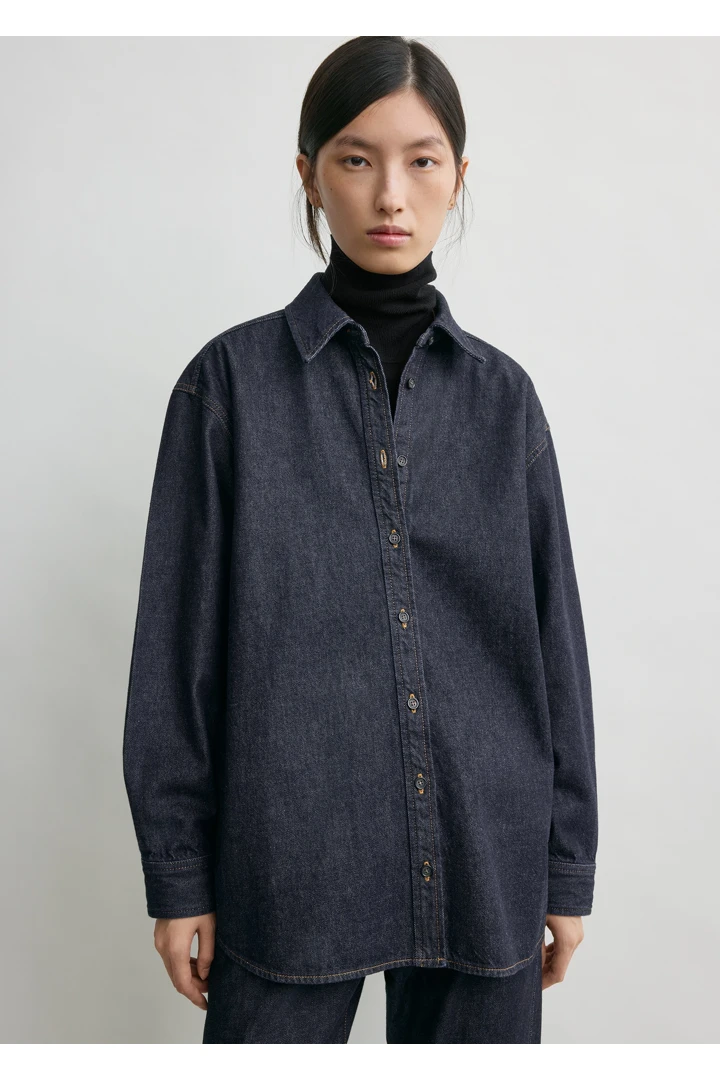 TOTEME 클래식 데님 셔츠 소프트 로의 소프트 로컬러 3번쨰 이미지입니다.