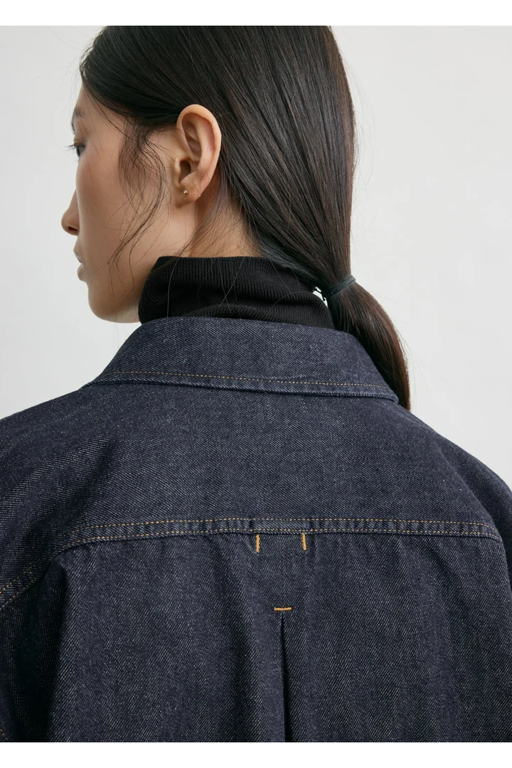 TOTEME 클래식 데님 셔츠 소프트 로의 소프트 로컬러 4번쨰 이미지입니다.