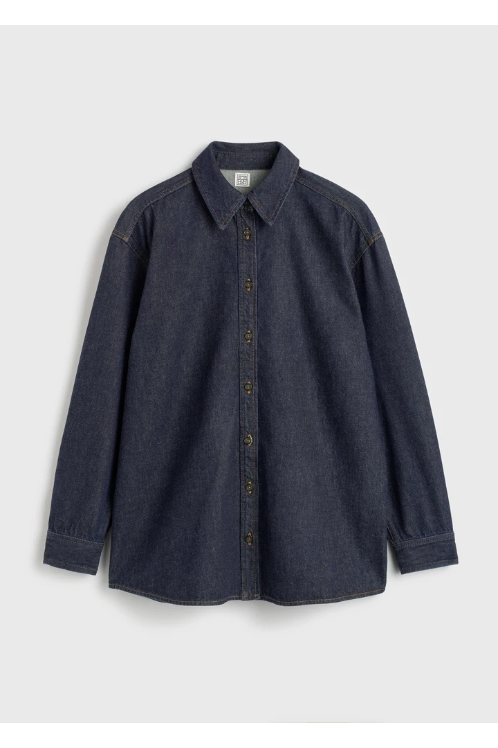 TOTEME 클래식 데님 셔츠 소프트 로의 소프트 로컬러 5번쨰 이미지입니다.