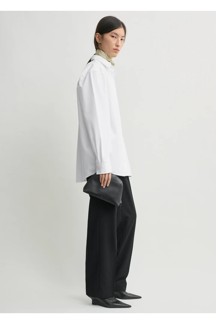 TOTEME 클래식 포플린 셔츠 화이트의 화이트컬러 1번쨰 이미지입니다.