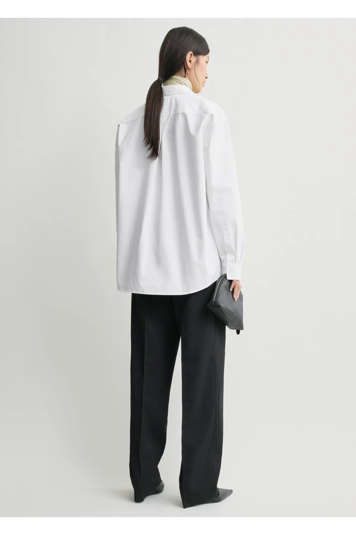 TOTEME 클래식 포플린 셔츠 화이트의 화이트컬러 2번쨰 이미지입니다.