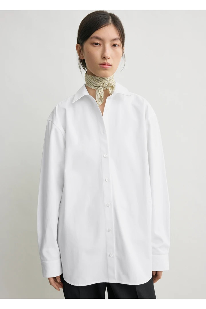 TOTEME 클래식 포플린 셔츠 화이트의 화이트컬러 3번쨰 이미지입니다.