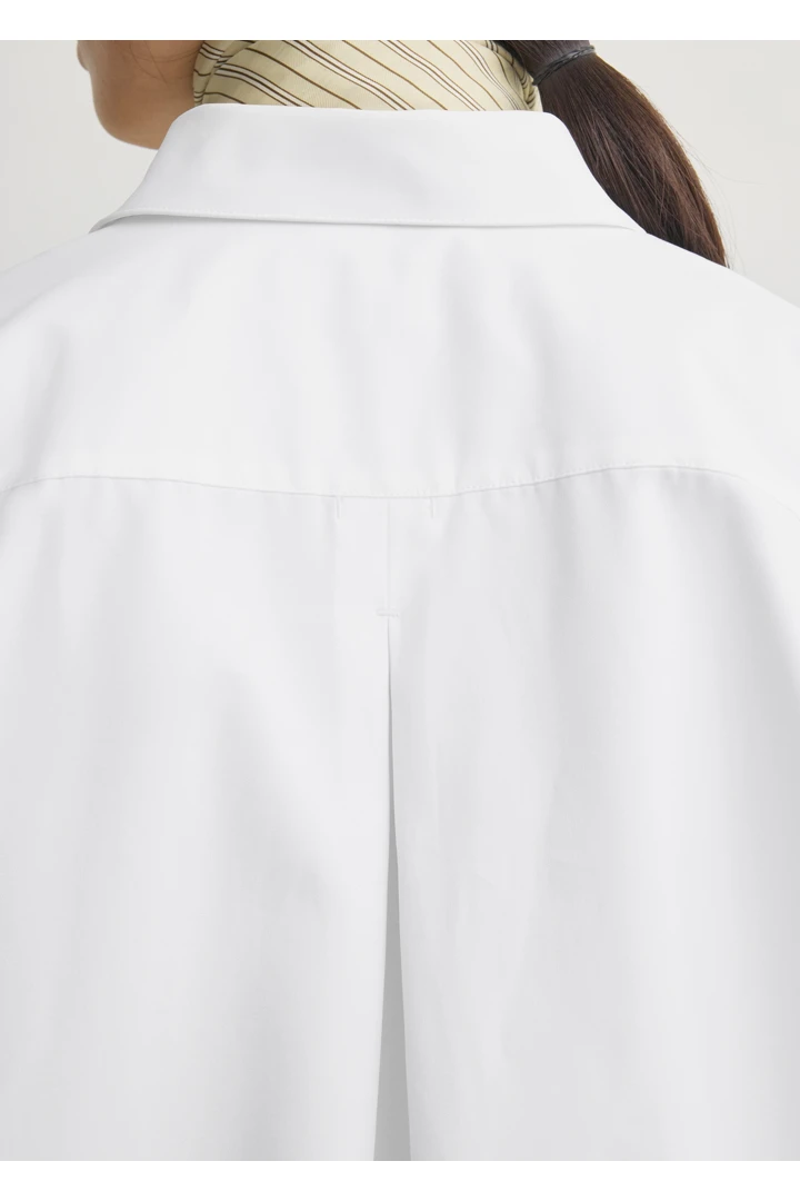 TOTEME 클래식 포플린 셔츠 화이트의 화이트컬러 4번쨰 이미지입니다.