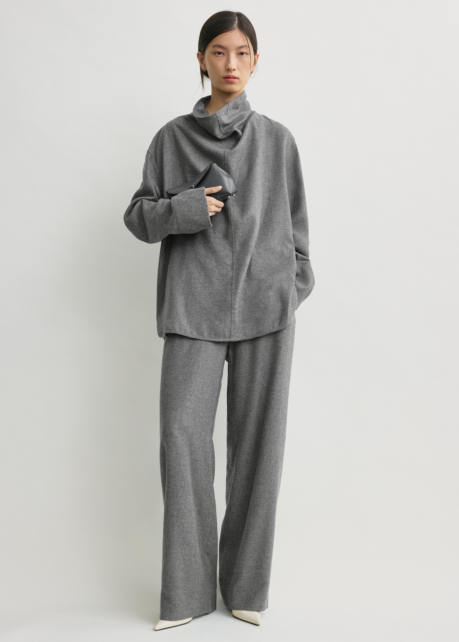 TOTEME 퍼널 넥 플란넬 탑 그레이의 그레이컬러 1번쨰 이미지입니다.