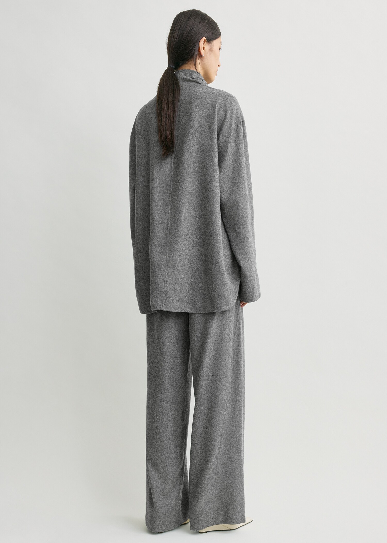 TOTEME 퍼널 넥 플란넬 탑 그레이의 그레이컬러 2번쨰 이미지입니다.