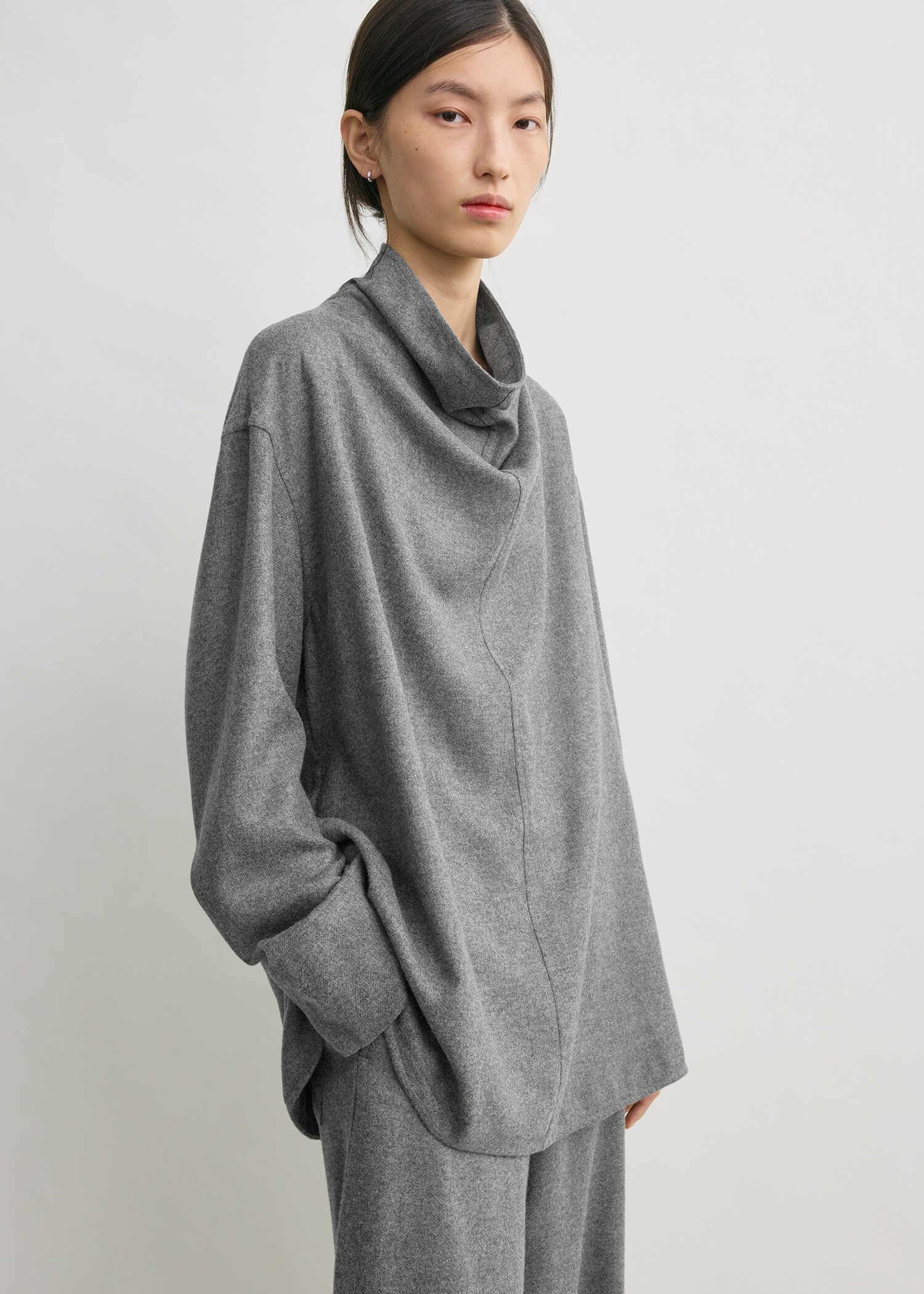 TOTEME 퍼널 넥 플란넬 탑 그레이의 그레이컬러 3번쨰 이미지입니다.