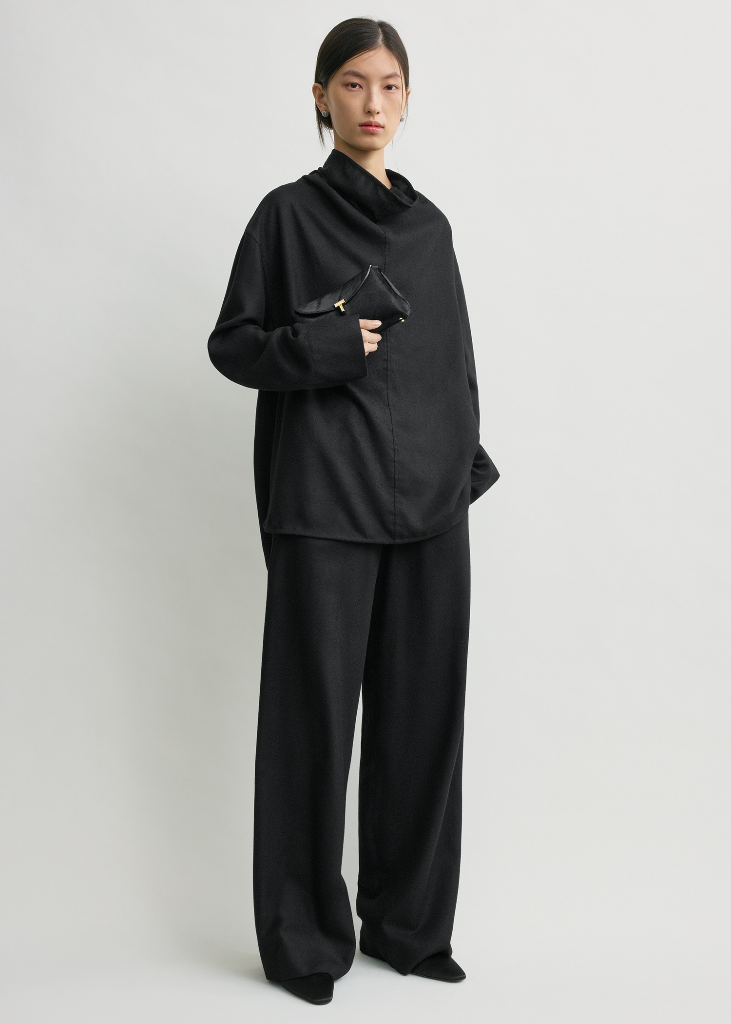 TOTEME 퍼널 넥 플란넬 탑 블랙의 블랙컬러 0번쨰 이미지입니다.