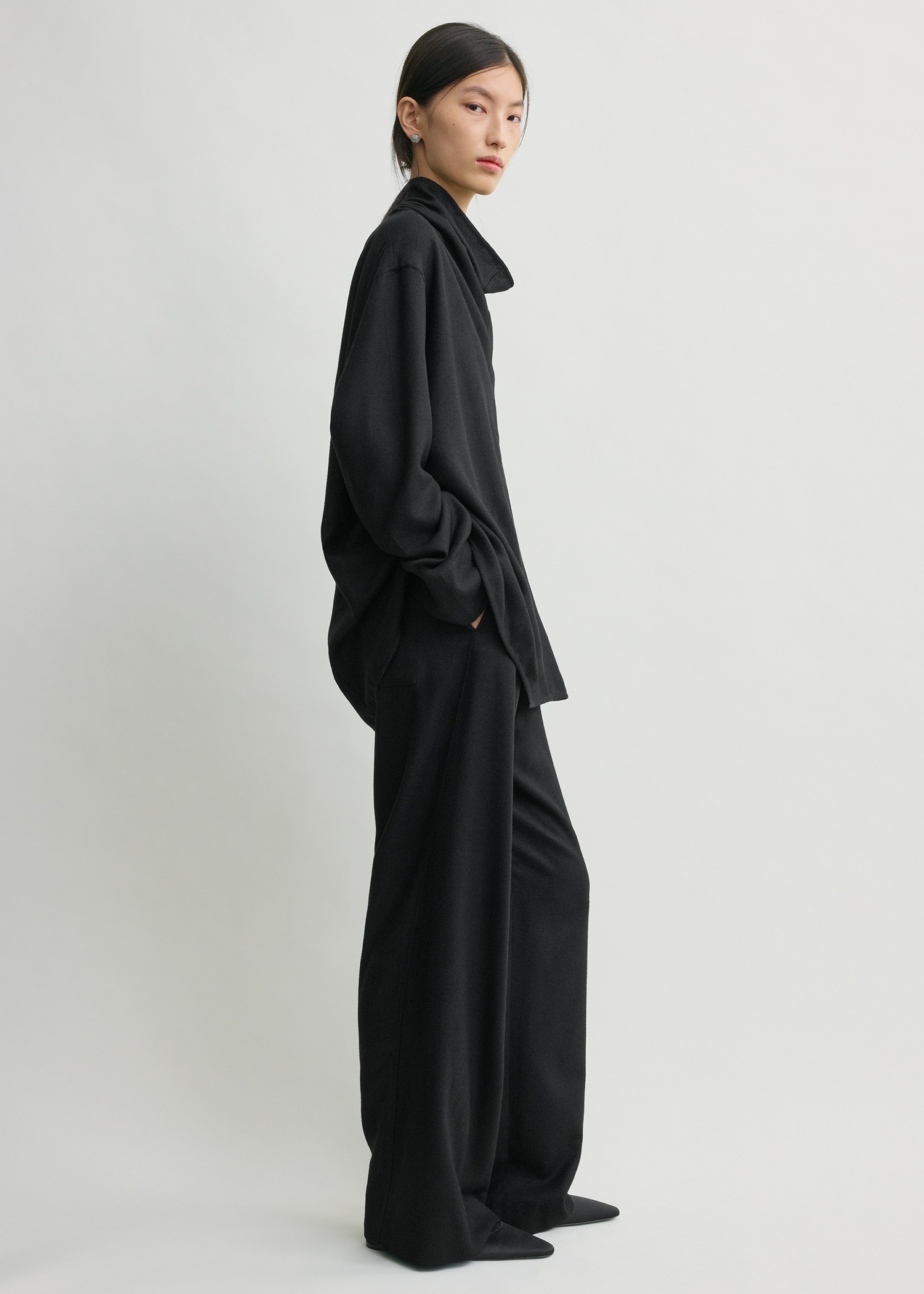 TOTEME 퍼널 넥 플란넬 탑 블랙의 블랙컬러 1번쨰 이미지입니다.