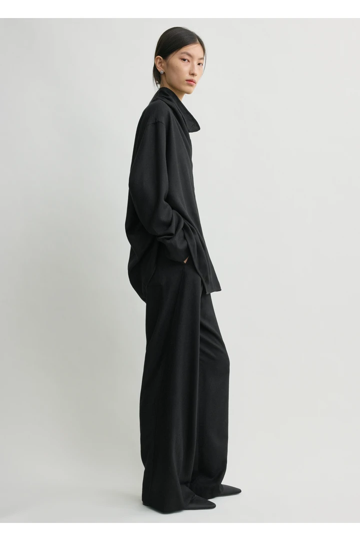 TOTEME 퍼널 넥 플란넬 탑 블랙의 블랙컬러 1번쨰 이미지입니다.